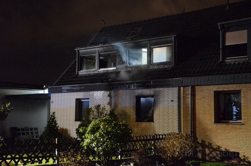 Feuer 4 Koeln Immendorf Giesdorfer Allee P326.JPG